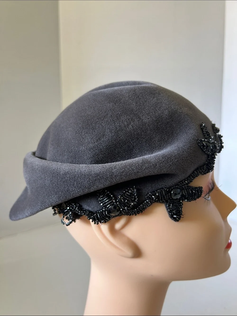 AURORE TRUE VINTAGE 1950s GRAY FELT/ART DECO COCKTAIL HAT MADE IN FRANCE
